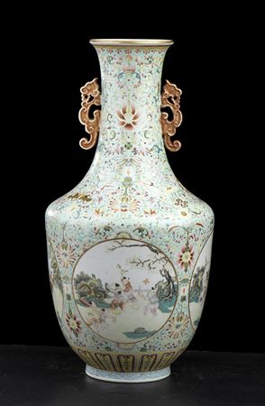 VASO A BALUSTRO IN PORCELLANA CON DECORO A SMALTI POLICROMI