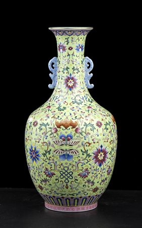 VASO A BALAUSTRO IN PORCELLANA CON DECORO A SMALTI POLICROMI SU FONDO VERDE