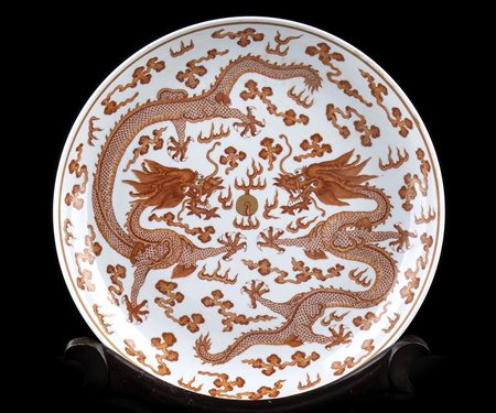 GRANDE PIATTO IN PORCELLANA CON DECORO DI DRAGHI IN ROSSO DI FERRO E ORO