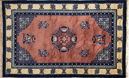 TAPPETO A FONDO ROSA CON DECORO DI CARATTERI, SIMBOLI E FIORI STILIZZATI