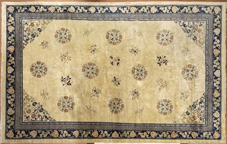 GRANDE E RAFFINATO TAPPETO A FONDO OCRA E DECORO FLOREALE POLICROMO