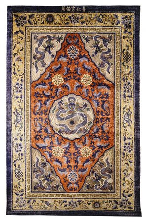 RARO E IMPORTANTE TAPPETO IMPERIALE IN SETA E FILI DI RAME DORATO CON DECORO DI DRAGHI