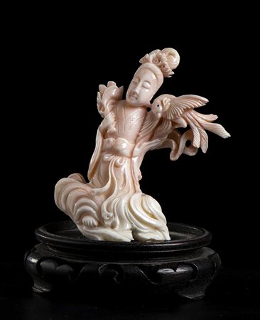 SCULTURA IN CORALLO ROSA CON FIGURA FEMMINILE