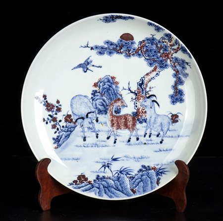 PIATTO IN PORCELLANA CON DECORO A SMALTI BLU DI COBALTO E ROSSO DI RAME