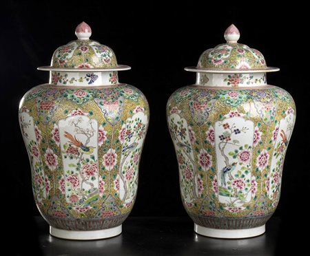 COPPIA DI VASI CON COPERCHIO IN PORCELLANA ‘FAMIGLIA ROSA’