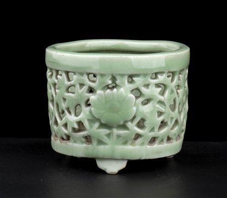 INCENSIERE IN PORCELLANA CON INVETRIATURA CÉLADON
