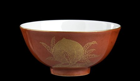 CIOTOLA IN PORCELLANA CON DECORO A SMALTI POLICROMI E ORO