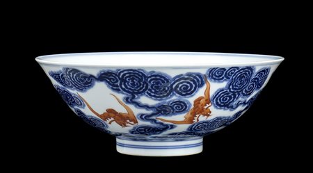 CIOTOLA IN PORCELLANA CON DECORO A SMALTI BLU DI COBALTO E ROSSO DI FERRO