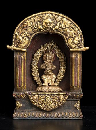 TEMPIETTO IN LEGNO DIPINTO E BRONZO DORATO CON SCULTURA DI MAKAHALA IN BRONZO DORATO E DIPINTO