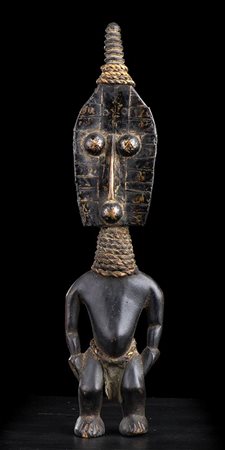 SCULTURA ANTROPOMORFA IN LEGNO, OTTONE E CORDA