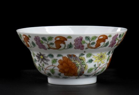 PICCOLA CIOTOLA IN PORCELLANA CON DECORO A SMALTI POLICROMI