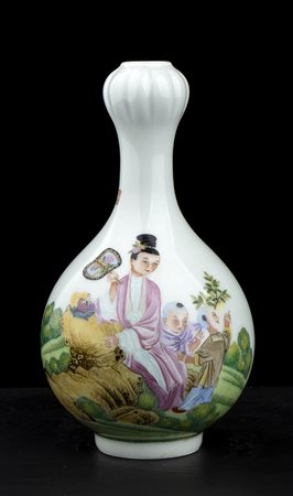 VASO A BOTTIGLIA CON TESTA D'AGLIO IN PORCELLANA CON DECORO A SMALTI POLICROMI