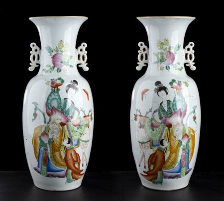 COPPIA DI GRANDI VASI A BALAUSTRO IN PORCELLANA CON DECORO A SMALTI POLICROMI CON FIGURE