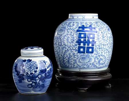 DUE GIARE IN PORCELLANA ‘BIANCO E BLU’, UNA CON COPERCHIO