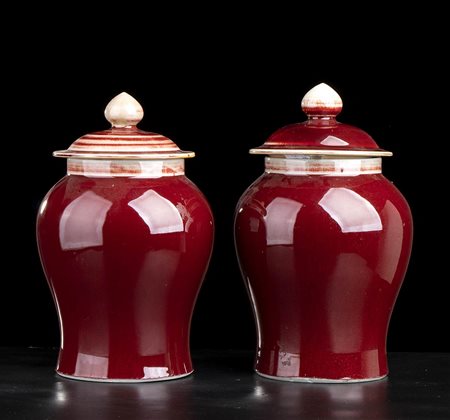 COPPIA DI POTICHES CON COPERCHIO IN PORCELLANA CON INVETRIATURA ‘SANGUE DI BUE’