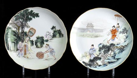 DUE PIATTI IN PORCELLANA CON DECORO A SMALTI POLICROMI