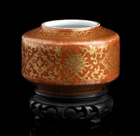 CONTENITORE IN PORCELLANA A FONDO ROSSO CORALLO E DECORO A ORO