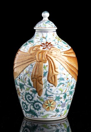 VASO CON COPERCHIO IN PORCELLANA CON DECORO A SMALTI POLICROMI