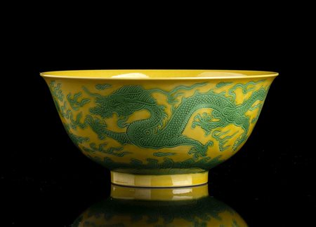 CIOTOLA IN PORCELLANA CON DECORO A SMALTI GIALLO E VERDE