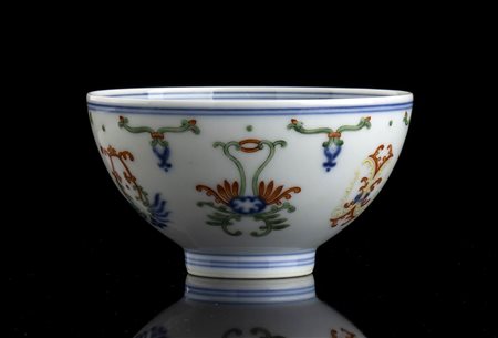 CIOTOLA IN PORCELLANA CON DECORO A SMALTI POLICROMI