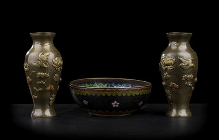 GRUPPO DI TRE OGGETTI IN METALLO