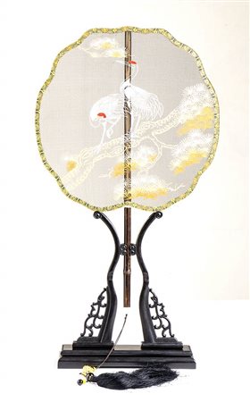 VENTAGLIO IN GARZA DIPINTA CON SUO SOSTEGNO IN LEGNO