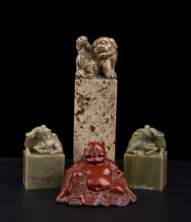 TRE SIGILLI IN PIETRA E UN BUDAI A LACCA ROSSA