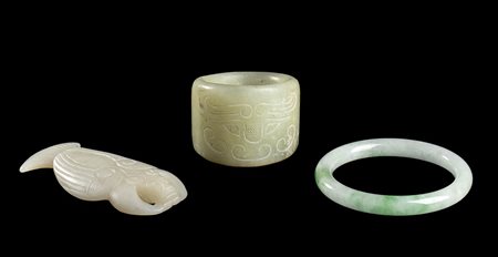 TRE OGGETTI IN GIADA E GIADEITE