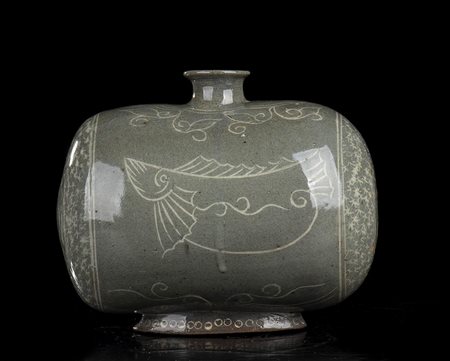 FIASCA CILINDRICA IN CERAMICA 'BUNCHEONG' CON INVETRIATURA CÉLADON E DECORO A INTARSIO DI INGOBBIO BIANCO