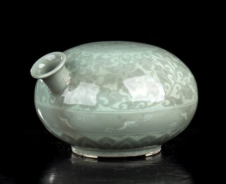 VERSATOIO IN CERAMICA CON INVETRIATURA CÉLADON E DECORO A INTARSIO DI INGOBBIO BIANCO