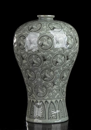 VASO IN CERAMICA CON INVETRIATURA CÉLADON E DECORO A INTARSIO DI INGOBBIO BIANCO E BRUNO, MAEBYONG