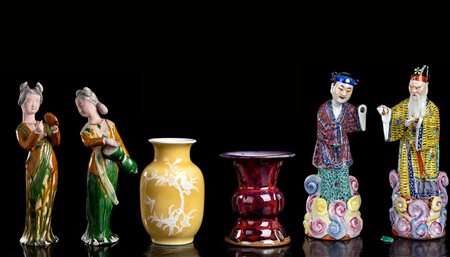 GRUPPO DI SEI OGGETTI IN CERAMICA E PORCELLANA