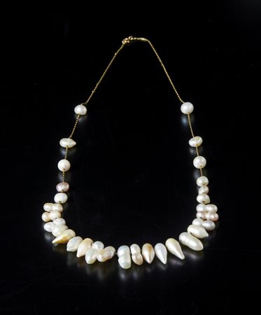  . - Catenina  in oro giallo 750/1000  con e perle coltivate scaramazze.
