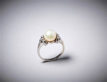  . - Anello in oro bianco 750/1000 con perla sferica e brillantini taglio huit huit di circa 0,40 ct.