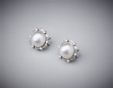  . - Orecchini artigianali in oro bianco 750/1000 con perle mabè e diamanti bianchi. .
