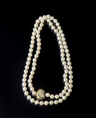  . - Filo di perle coltivate sferiche composto da due fili. 
Chiusura in oro giallo 750/1000  con pavè di diamanti bianchi taglio huit huit di 0.50 ct ca. .