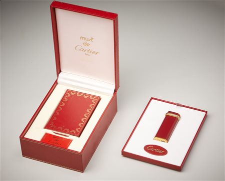 CARTIER  - Accendino placcato  in oro 750/1000 collezione Must de Cartier con smalto di colore rosso.