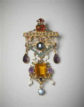  . - Spilla ciondolo bijoux inizio '900. 
Di pregiata manifattura in metallo dorato, perline e pietre sintentiche colorate. .