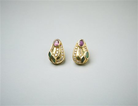  . - Coppia di orecchini oro giallo con rubini, diamanti e smeraldi.