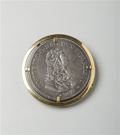  . - Spilla antica in piastra d'argento montate a spilla in oro giallo 750/1000.