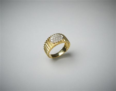  . - Anello a fascetta rigata in oro giallo 750 con pavè di diamanti bianchi taglio huit huit, totale carati: 0.40 circa.