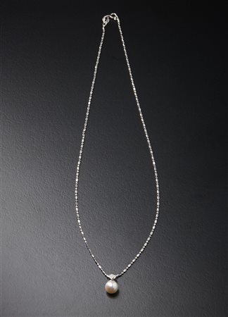  . - Catena in oro bianco 750/1000  con maglia tipo diamantata, piccolo brillantino taglio brillante 0.10 ct. e perla bianca coltivata 7,50 mm. .