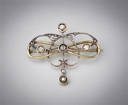  . - Spilla in oro 750/1000 e argento con cinque piccoli diamanti e rosette. .