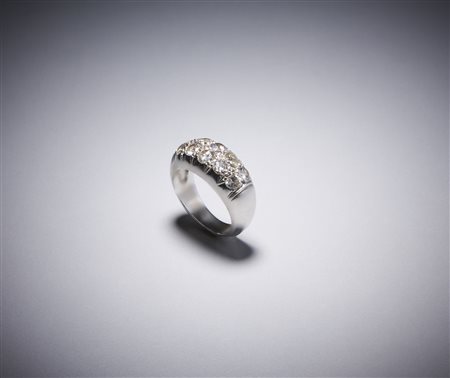  . - Anello in oro bianco750/1000  artigianale, tipo fascia 750/1000  con dieci diamant bianchi di taglio misto per circa 1,20 ct. totali. .
