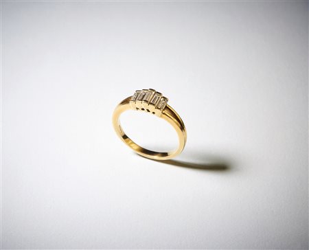  . - Anello in oro giallo 750/1000  con cinque diamanti bianchi taglio baguette per totali 1,00 carati circa. 
.