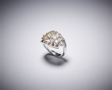  . - Anello in oro bianco 750/1000 con diamante fancy yellow taglio a cuscino di circa 0,50 ct.; 6 diamanti bianchi taglio a brillante per 0,45 ct. e diamanti brown taglio a brillante di circa 1,00 ct.