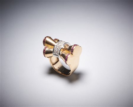  . - Delizioso anello anni 40'  in oro giallo 750/1000 con piccoli diamanti taglio a brillante di circa 0,50 circa totali e piccoli rubini di  1,30 carati circa totali.