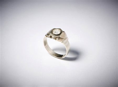  . - Anello di forma geometrica anni '30 in argento con diamante centrale di taglio vecchio di 0,60 ct. .