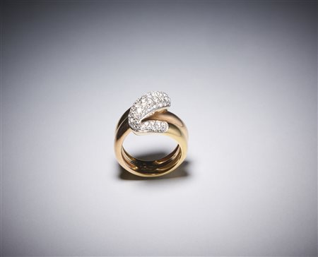  . - Anello ad intreccio in oro giallo 750/1000  con  piccoli diamanti bianchi taglio a brillante per un totale di 2,00 ct. circa.