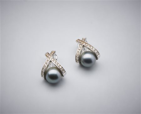  DAMIANI - Paio di orecchini con astuccio originale "Damiani" in oro bianco 750/1000 perle grige di Tahiti 11,30 mm e diamanti bianchi.